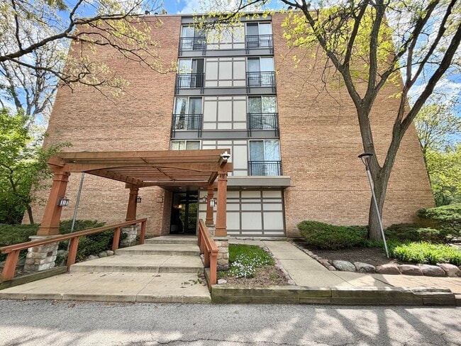 Building Photo - 5820 Oakwood Dr Unit 2H