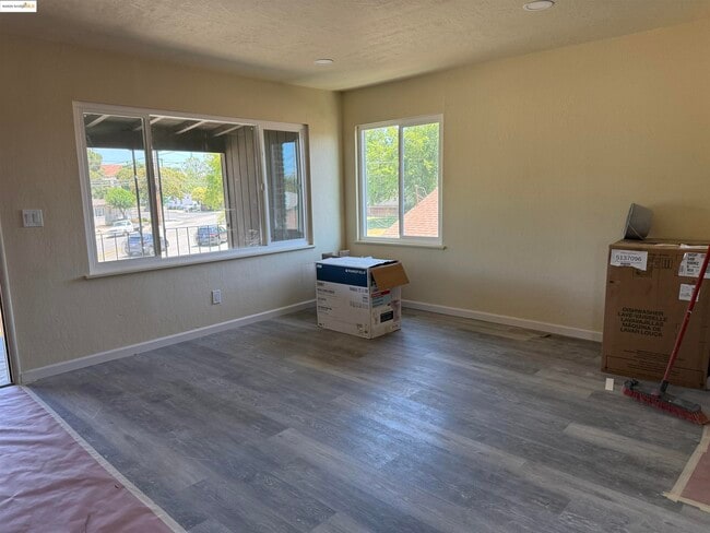 Photo - 563 McLeod St