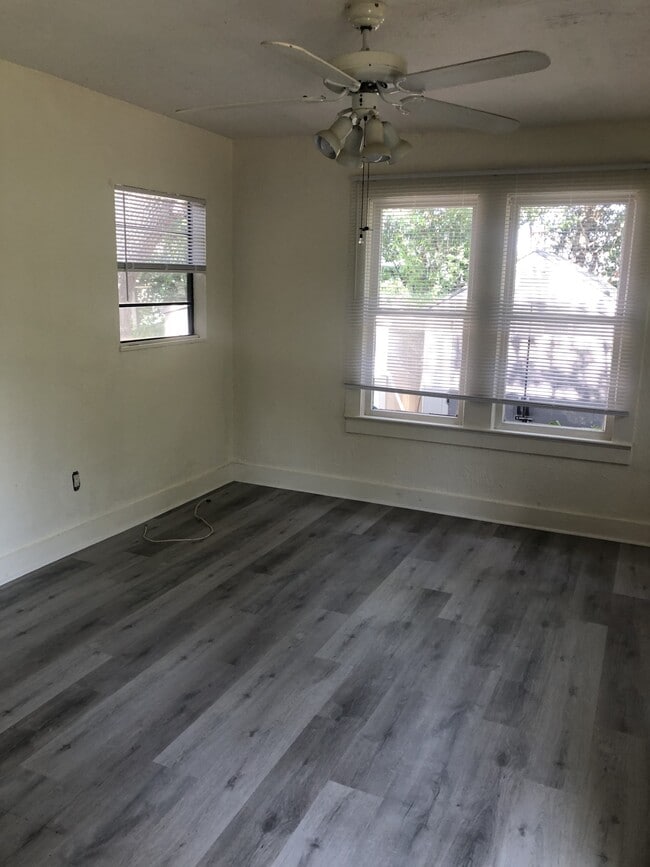 Living - 14343 Walsingham Rd