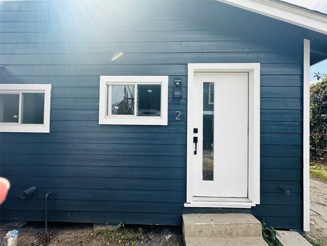 Building Photo - 4018 Gano St Unit 2