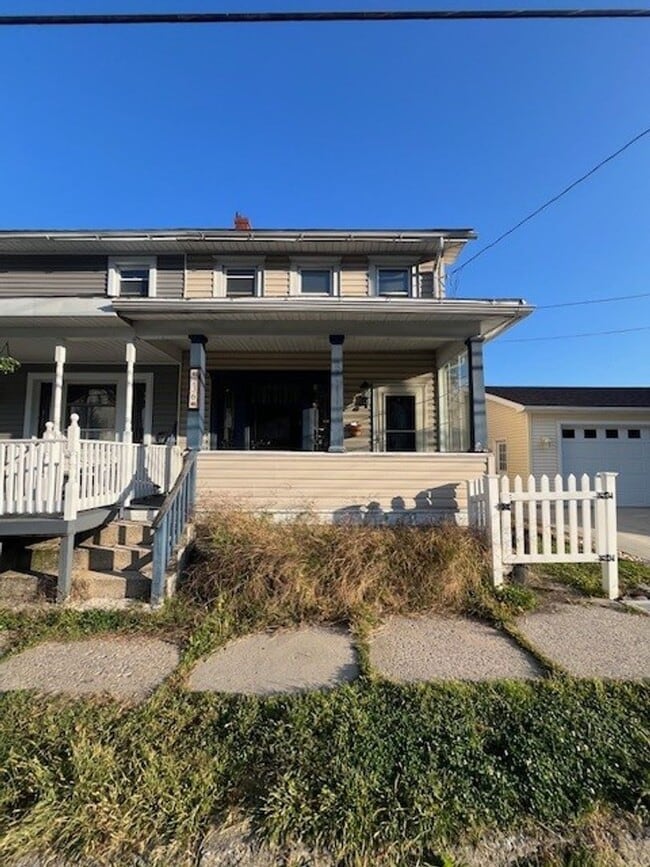 Building Photo - 3 bedroom 1 bathroom Rental