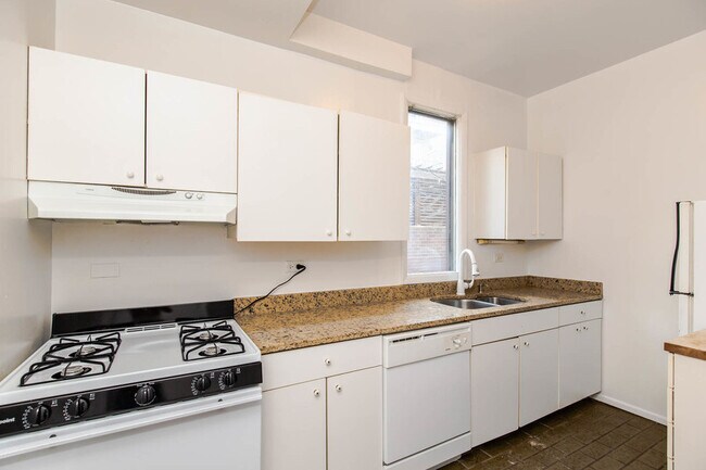 Photo - 1015 W Wolfram St Unit 2