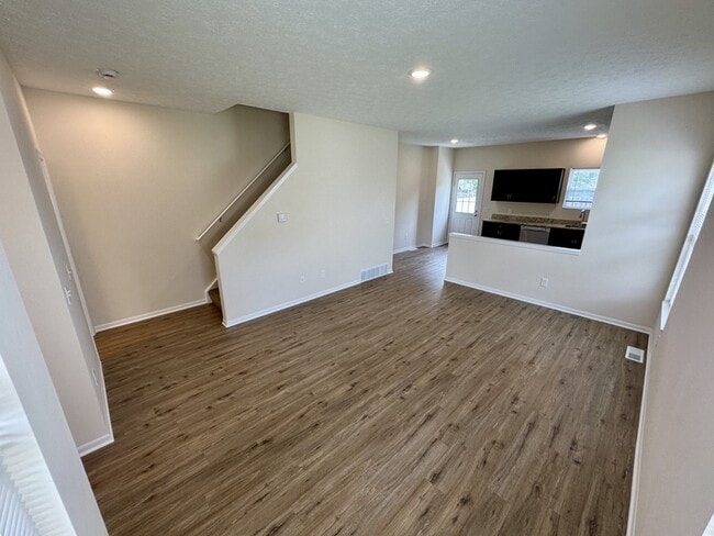 Photo - 389-395 Abbeyville Rd