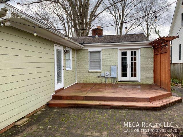 Photo - 2909 Manor Rd
