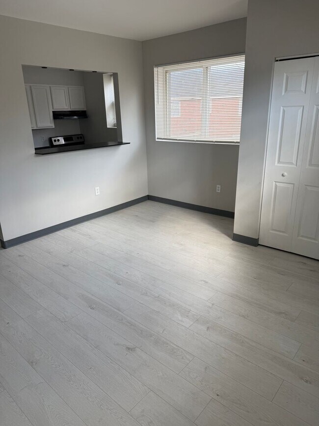 Building Photo - Mayflower Apartments Unit Apt 830E