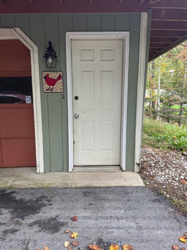 Building Photo - Basement apartment with kitchenette