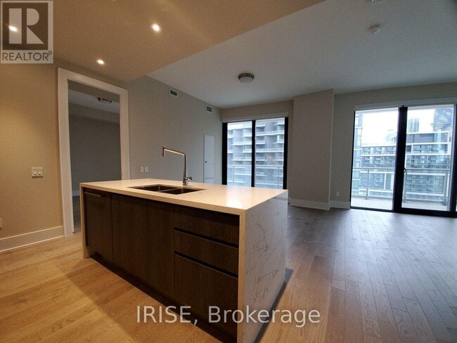 Photo - 118 Merchants' Wharf Unit 801