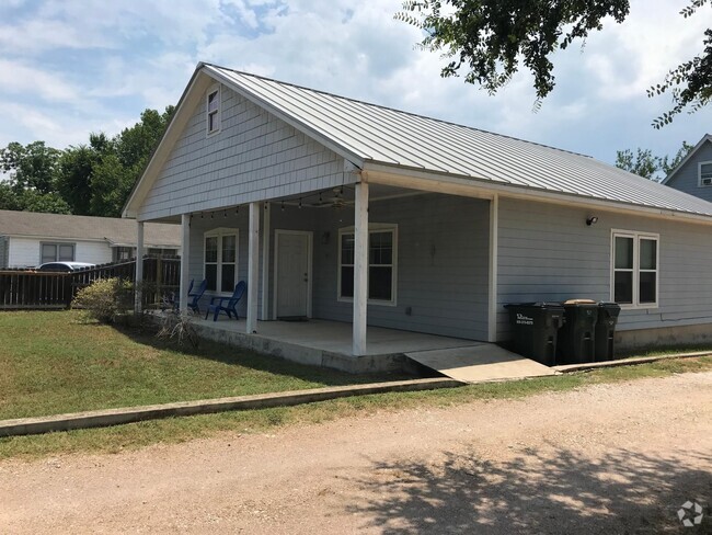 Building Photo - 615 1st St Rental