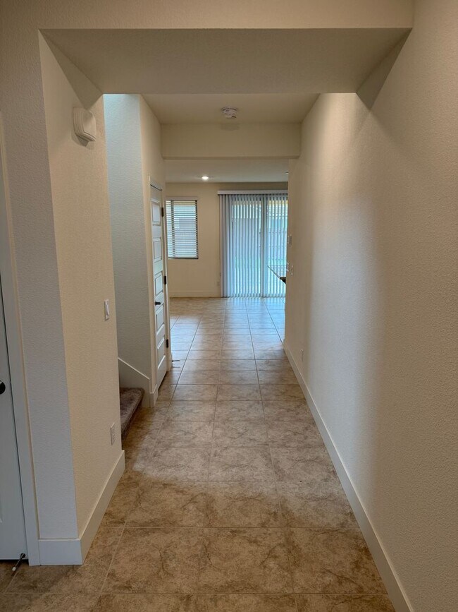 Photo - Lovely 4 Bedroom Home With Easy Landscaping And Beautiful Interior