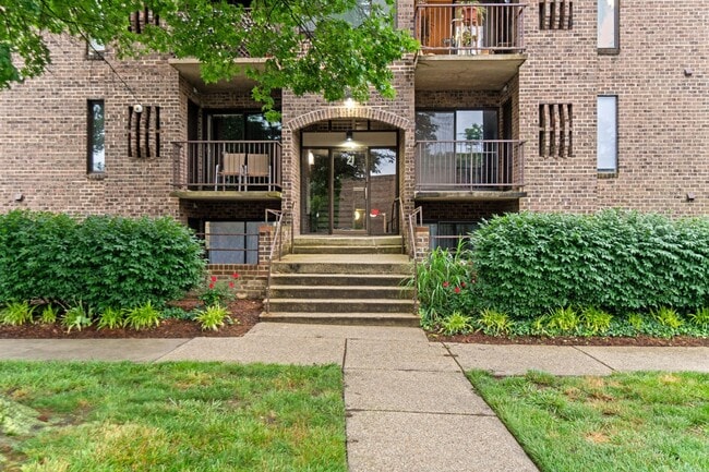 Building Photo - Coming Soon! 2 bedroom 2 full bath condo i... Unit 2