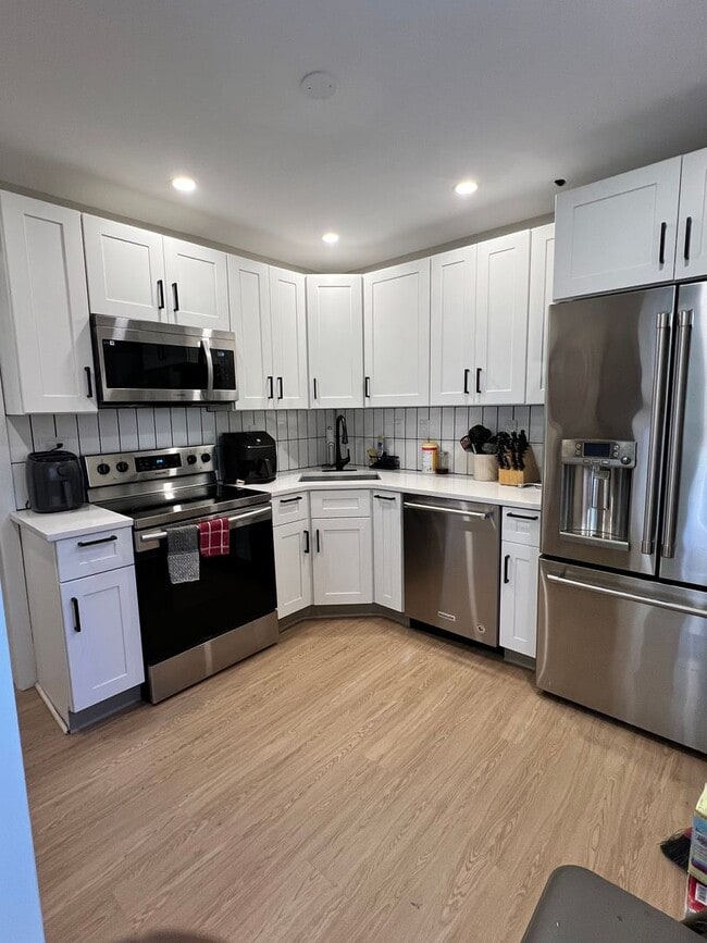 Photo - Pennington Rd, Ewing, NJ – 6BR / 2BA. Large single-family home near TCNJ with spacious driveway