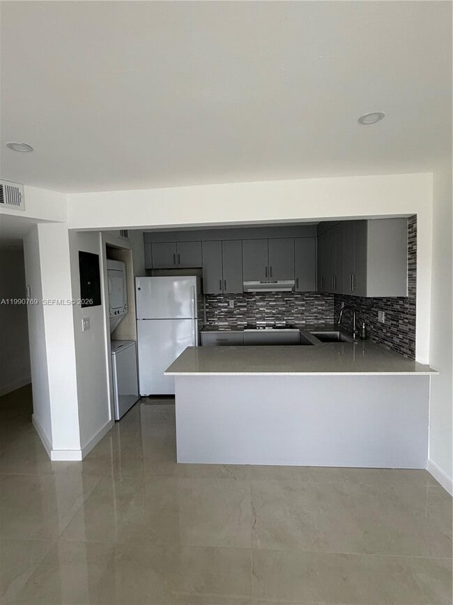 Building Photo - 1820 W 53rd St Unit 201