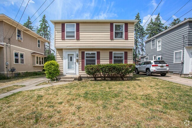 Building Photo - AVAILABLE MID-JULY!! 3 Bedroom, 1.5 Single... Rental