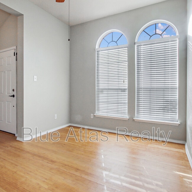 Photo - 542 Hickory Ln