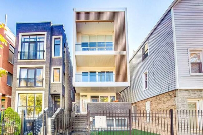 Building Photo - 1021 N Hermitage Ave