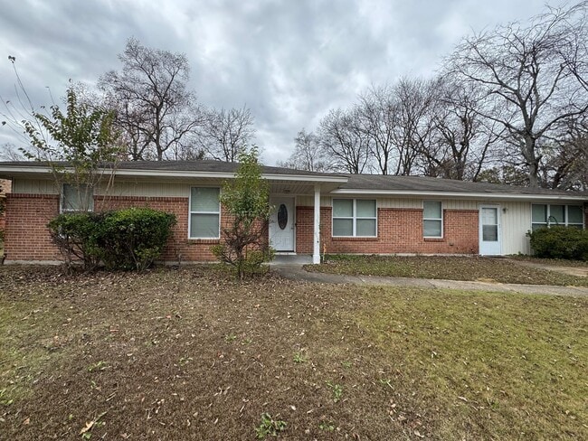 Building Photo - Lovely Brick Home!