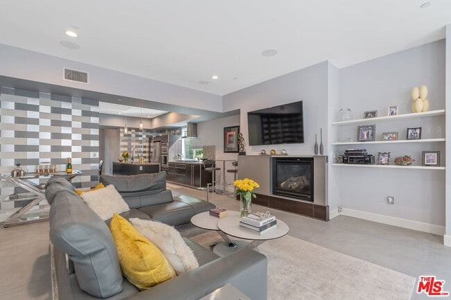 Photo - 1250 N Harper Ave Unidad 302