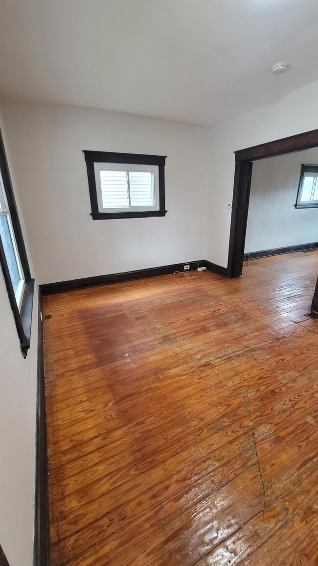 Photo - 213 W 34th St