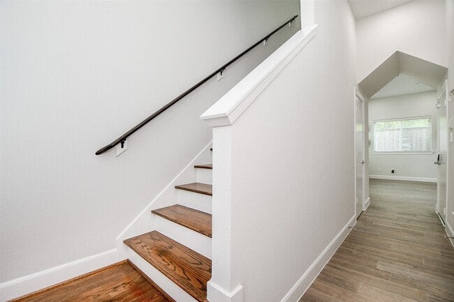 Building Photo - 508 W Donovan St