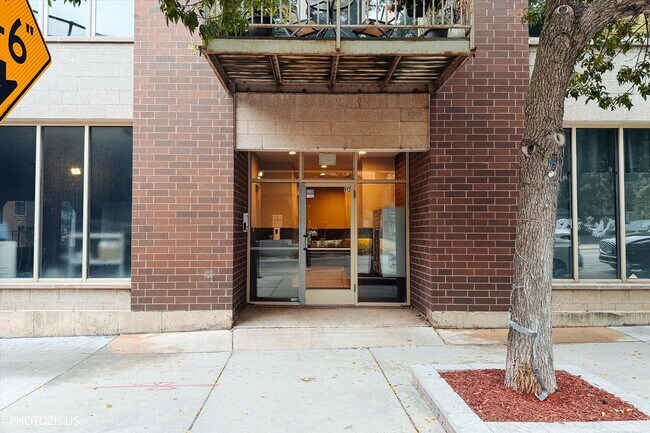 Photo - 912 W Chicago Ave