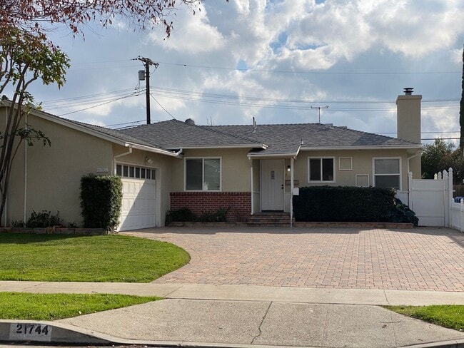 Building Photo - Single story 3 bed, 2 bath home with yard.