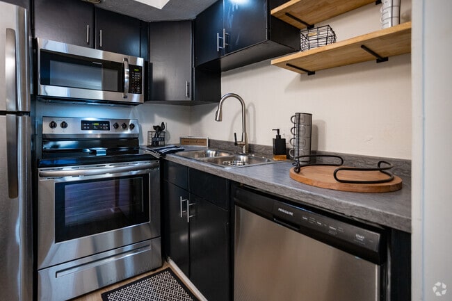 1 BR, 1 BA - 600SF