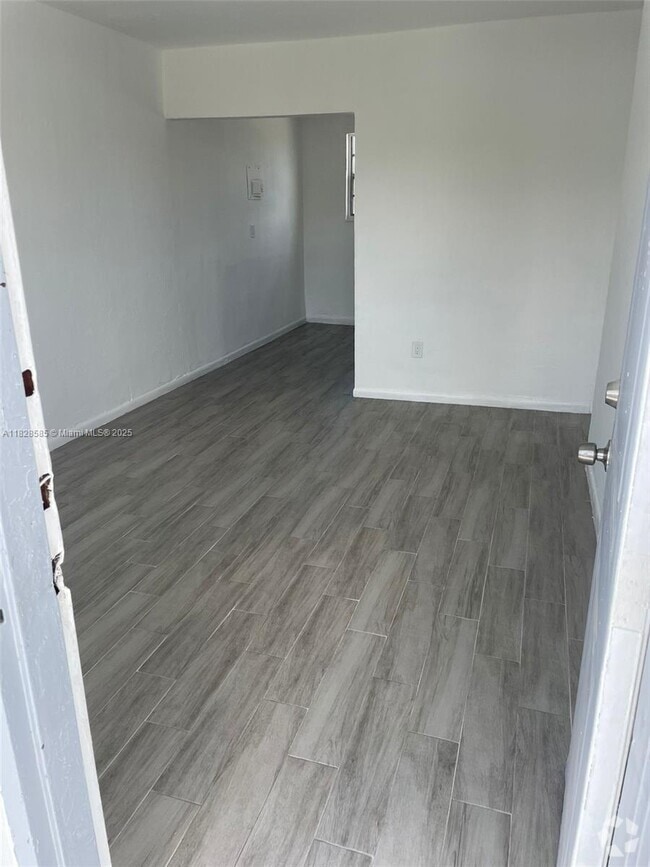 Building Photo - 1261 NW 59th St Unit 05 Rental