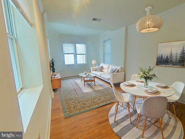 Building Photo - 606 S 16th St Unit 2