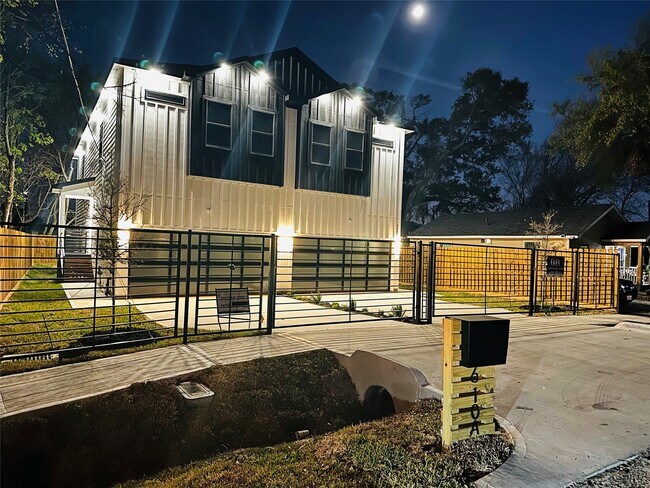 Photo - 610 E 41st St