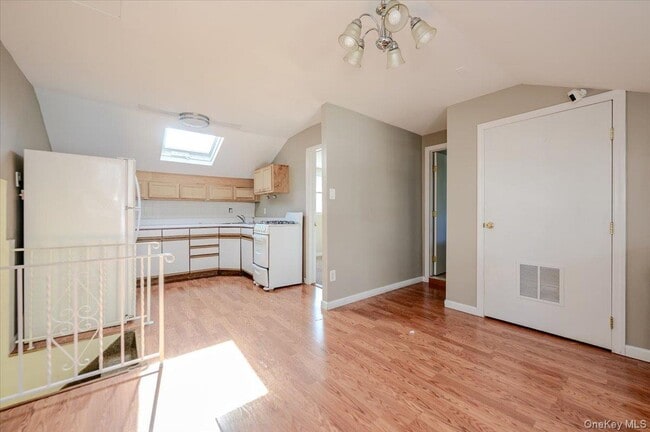 Photo - 13 Truxton Rd Unit Upper