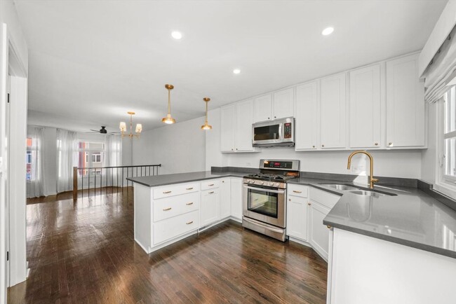 Building Photo - 2539 N Greenview Ave Rental