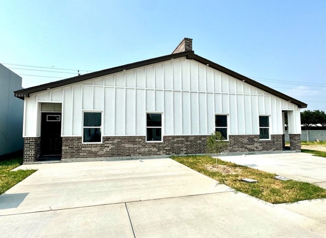 Building Photo - 1604 W B St Rental