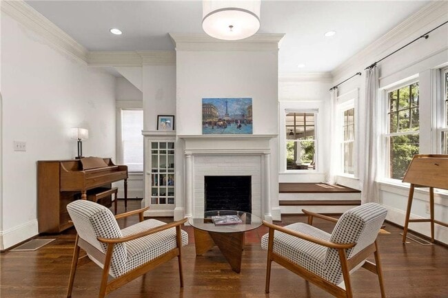 Photo - 648 Cresthill Ave NE