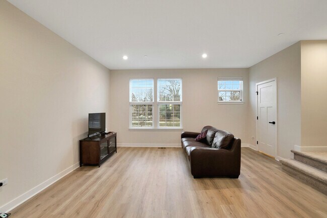 Photo - 155 Canterbury Way