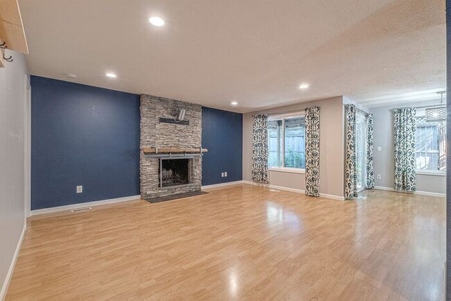 Photo - 4 bedroom 3 bath home in Tualatin with sep...
