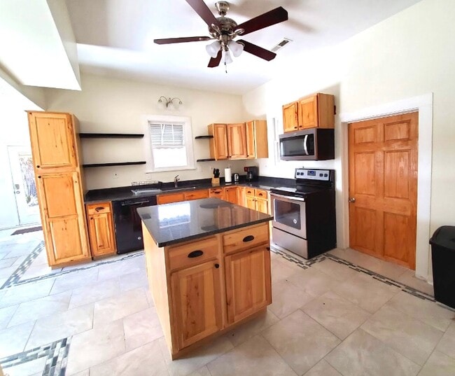 Photo - 526 Monroe St