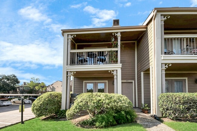 Building Photo - 1860 White Oak Dr Unit True