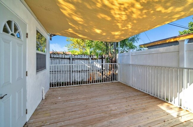 Photo - 7151 Taft St