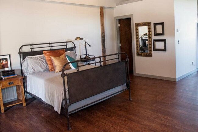 Sleeping Alcove with Queen Size bed and Large Walk-in Closet - 693 W North St Unit #2