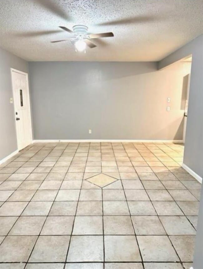 Building Photo - 6928 Hirsch Rd Unit 6930