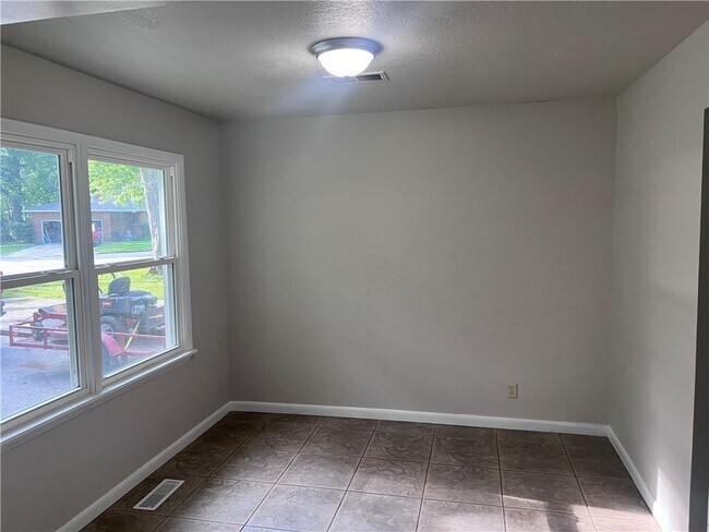 Photo - 303 Harve St