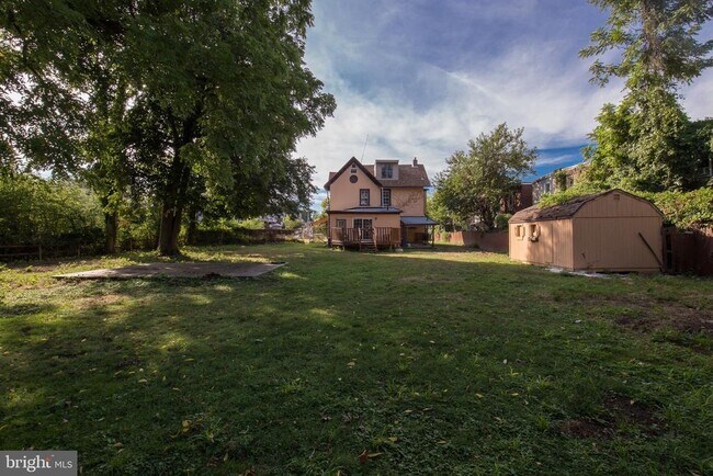 Photo - 724 E Locust Ave