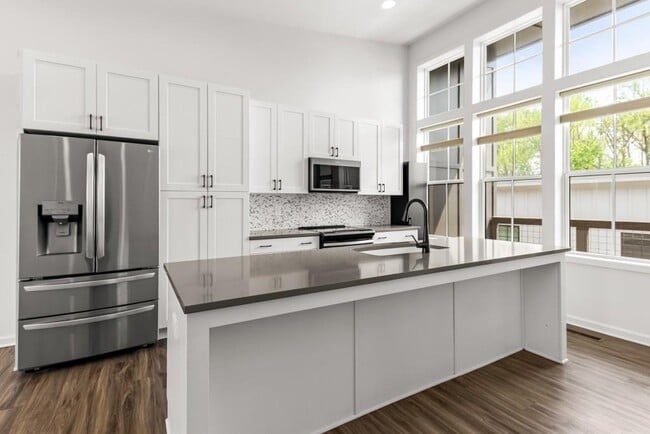 Building Photo - 916 Brees Ct