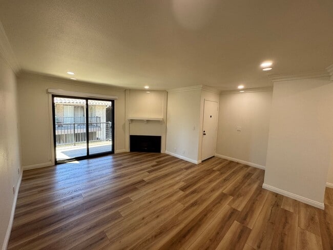 Photo - Beautifully Updated 2 Bed, 2 Bath Condo in... Unidad 16