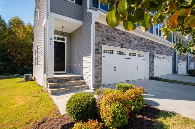 Photo - Bright & Spacious End-Unit Townhome in Flo...