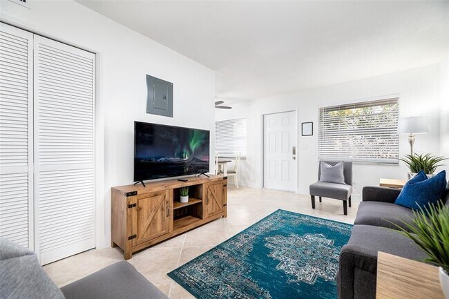 Building Photo - 805 NE 23rd Dr Unit 3 Rental