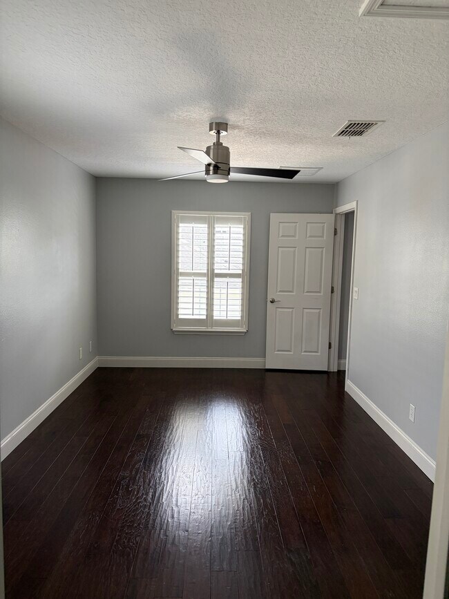 Large Bedroom - 3049 Lindale Ave Unit Garage Apartment