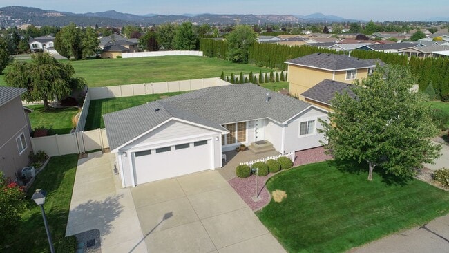 Building Photo - **Coming Soon** 3 Bed 2 Bath fully updated home adjacent to park & shopping