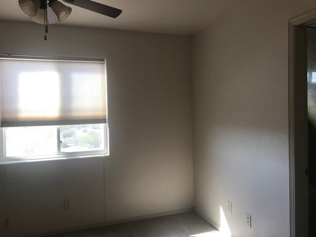 Photo - Great newer 2/3 close to everything