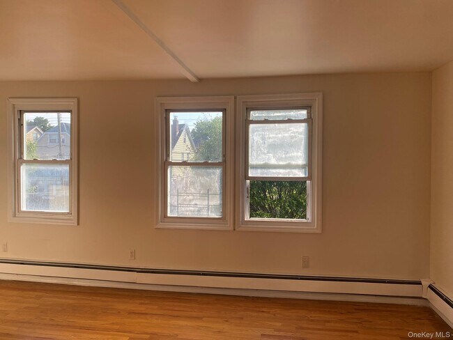 Photo - 111-15 205th St Casa Adosada